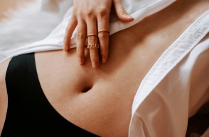 Γυναίκα έχει ακουμπήσει το χέρι της στην κοιλιά της