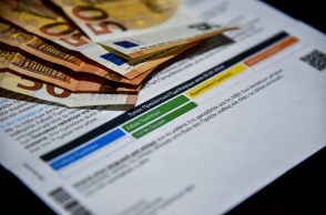 Τιμολόγιο ρεύματος με πάνω του χρήματα