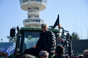 Αγρότης πάνω στο αγροτικό του όχημα στο κέντρο της Θεσσαλονίκης