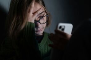 Tηλεφωνική γραμμή 10306: Επέκταση για ζητήματα βίας και επιθετικότητας σε παιδιά και εφήβους - Η ενημέρωση του υφυπουργείου Υγείας.