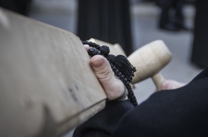 Μοναχή με το κομποσκοίνι της