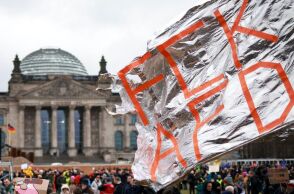 Γερμανία: Συνεχίζονται οι διαδηλώσεις κατά της ακροδεξιάς - Κλιμακώνονται οι αντιδράσεις κατά του AfD - Μέτωπο περισσότερων από 1700 οργανώσεων.