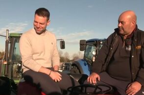 ΝΔ: «Φθηνά επικοινωνιακά σόου από τον κ. Κασσελάκη» - Κριτική μέσω ανακοίνωσης μετά την κίνηση του προέδρου του ΣΥΡΙΖΑ να ανέβει σε τρακτέρ αγροτών.