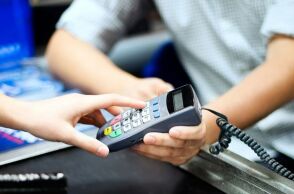 ΑΑΔΕ - Διασύνδεση ταμειακών με POS: καμία επιπλέον παράταση στο χρονοδιάγραμμα - Οι προθεσμίες για τους επαγγελματίες και τις επιχειρήσεις. 