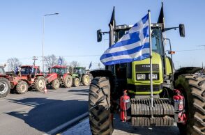 Χαλκιδική: Οι αγρότες έκλεισαν την εθνική οδό στο ύψος των Μουδανιών - Ακινητοποιούνται και τα δύο ρεύματα τουλάχιστον μέχρι τις οκτώ.