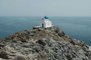 Conde Nast Traveler: Δεκάδες ελληνικές τοποθεσίες στη λίστα με τους 29 καλύτερους νησιωτικούς τουριστικούς προορισμούς για το 2024.