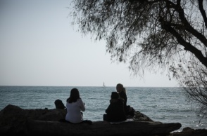 Άτομα δίπλα σε θάλασσα κατά τις Αλκυονίδες