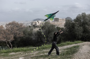 Κοπέλα επιχειρεί να πετάξει χαρταετό
