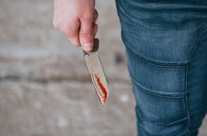 Ιταλία: Δεκαεπτάχρονος με ψυχικά προβλήματα επιτέθηκε με μαχαίρι σε καθηγήτριά του στο Βαρέζε - Δεν κινδυνεύει η ζωή της.