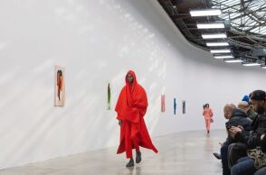 Σε «τέχνη που μπορεί να φοριέται» μετατρέπει τα σχέδια του Ronan Bouroullec ο οίκος Issey Miyake - Εικόνες της νέας κολεξιόν που παρουσιάστηκε στο Παρίσι.