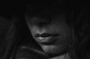 Πώς συνδέονται οι πολυκυστικές ωοθήκες με απόπειρες αυτοκτονίας