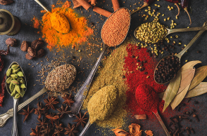 Κατσαρόλες με βιβλία: Συνταγές από την ανατολίτικη κουζίνα