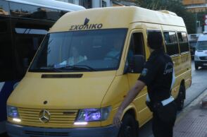 Σύγκρουση σχολικού λεωφορείου με ΙΧ στον Πειραιά