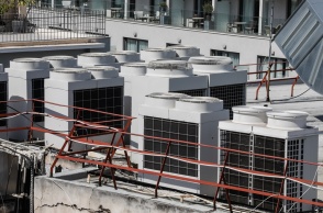 Εσωτερική μονάδα κλιματιστικών σε οροφή κτιρίου