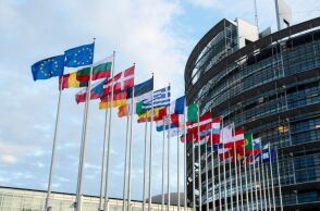 Ευρωπαϊκό Κοινοβούλιο: Καταδικάζει τις ρωσικές προσπάθειες υπονόμευσης της δημοκρατίας μέσω παρεμβάσεων και παραπληροφόρησης.