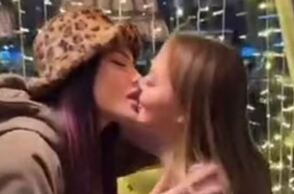 Ρωσία: Ιnfluencer υποχρεώθηκαν σε δημόσια απολογία επειδή φιλήθηκαν