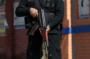 Πακιστάν: Πέντε άνθρωποι σκοτώθηκαν καθώς η βία αμαυρώνει τις βουλευτικές εκλογές - Χιλιάδες στρατιώτες έχουν αναπτυχθεί στους δρόμους και στα εκλογικά τμήματα.