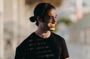 Θανάσης Τσακιράκης: Ο ντράμερ και τραγουδοποιός μιλάει για το πρώτο του προσωπικό άλμπουμ «Scent Remains», τη μουσική και τη ζωή του.