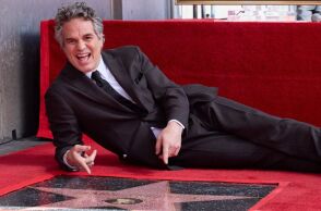 Μαρκ Ράφαλο: Απέκτησε αστέρι στη Λεωφόρο της Δόξας - Διεκδικεί Όσκαρ  για την ερμηνεία του στο «Poor Things» του Γιώργου Λάνθιμου.