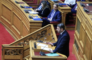 Νίκος Ανδρουλάκης και Κυριάκος Μητσοτάκης στη Βουλή