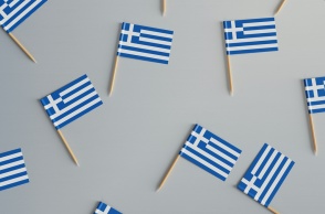 Ελληνικές σημαίες σε κατασκευή με τη βοήθεια οδοντογλυφίδας 