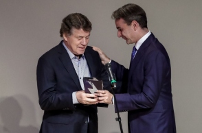 Ρεχάγκελ: Βραβεύτηκε από Μητσοτάκη για την προσφορά στο ποδόσφαιρο