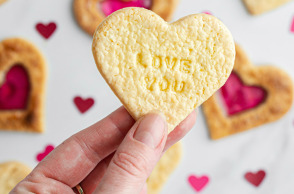 Τι απογίνονται όλες αυτές οι καρδούλες όταν περάσει η ρημάδα η γιορτή του Αγίου Βαλεντίνου;