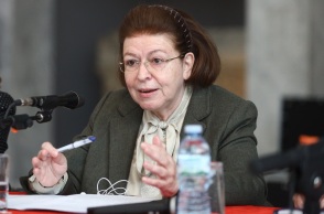 Λίνα Μενδώνη για Μέγα Αλέξανδρο στο Netflix: Ευτελούς περιεχομένου, βρίθει ιστορικών ανακριβειών - Το σχόλιο της υπουργού Πολιτισμού.