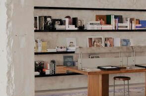 Saint Laurent Babylone: Ο γαλλικός οίκος μόδας επεκτείνει το σύμπαν του με ένα βιβλιοπωλείο στο Παρίσι - Σχεδιασμένο από τον Άντονι Βακαρέλο.