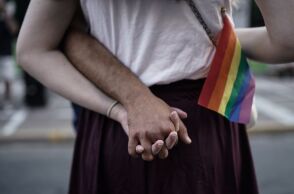 Ιταλία: «H Ελλάδα είναι πιο μπροστά από εμάς , σε ό,τι αφορά τα δικαιώματα των πολιτών», γράφει το περιοδικό L’Espresso.