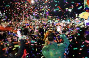 Γάμος ομοφύλων: Πανηγυρικό κλίμα στο Σύνταγμα, όπου είχαν συγκεντρωθεί μέλη της ΛΟΑΤΚΙ+ κοινότητας - Εκατοντάδες κόσμου. 