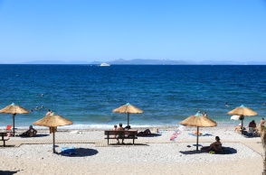 Ομπρέλες και λουόμενοι σε οργανωμένη παραλία