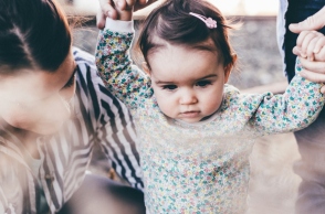 Παιδί κάνει τα πρώτα του βήματα