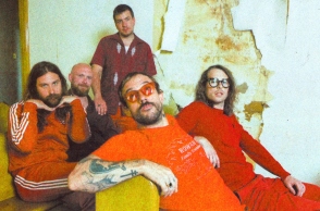 TANGK: Οι IDLES επιστρέφουν με χάρη, στιλ κι ένα album αγάπης 