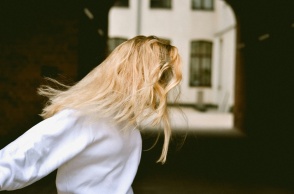 Γυναίκα με κρυμμένο το πρόσωπό της από τον φωτογραφικό φακό