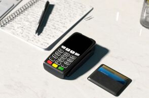 ΑΑΔΕ: Απαντά σε 5+1 κρίσιμες ερωτήσεις για το έργο της διασύνδεσης των POS με τα ταμειακά συστήματα.