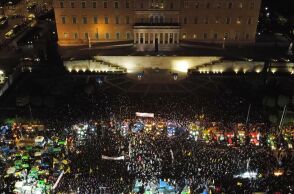 Οι αγρότες κατέκλυσαν με τα τρακτέρ το κέντρο της Αθήνας