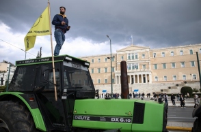 Αγρότες: Στο Σύνταγμα τα τρακτέρ