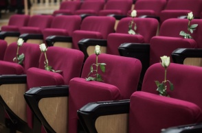 Λευκά τριαντάφυλλα στα καθίσματα της αίθουσας του δικαστηρίου όπου εκδικάζεται η τραγωδία στο Μάτι