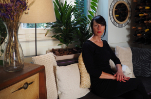 Χρύσα Σουγιούλ: Η σκηνοθεσία της αστικής μοναξιάς