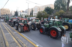 Παραταγμένα τρακτέρ μπροστά από τη Βουλή