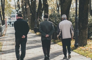 Ηλικιωμένοι σε βόλτα στο πάρκο