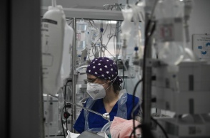 Στιγμιότυπο από ΜΕΘ - Νοσηλεύτρια στον χώρο