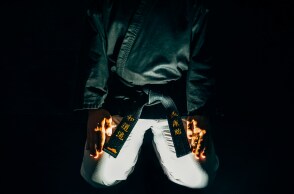 Άτομο με στολή πολεμικών τεχνών