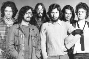 Σπυριδούλα: Η επεισοδιακή συναυλία του ιστορικού συγκροτήματος στην Αθήνα το 1977 και το τραγούδι «Νάυλον Ντέφια και Ψόφια Κέφια»