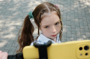 Κορίτσι μπροστά από την οθόνη κινητού - Κάνει γύρισμα για κάποιο βιντεάκι στα social media