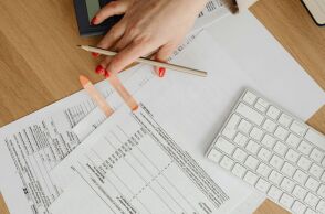 Σε πλήρη εξέλιξη οι διαβουλεύσεις για τη νέα αύξηση του κατώτατου μισθού - Οι διαφορές και το εύρος των προτάσεων για τη διαμόρφωσή του.