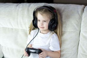 Πώς η ακοή των παιδιών απειλείται από τη χρήση ακουστικών