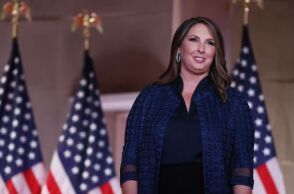 ΗΠΑ: Υπό την πίεση του Ντόναλντ Τραμπ, η πρόεδρος των Ρεπουμπλικάνων Ρόνα ΜακΝτάνιελ υπέβαλε την παραίτησή της.