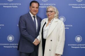 Συνάντηση του υπουργού Υγείας Άδωνι Γεωργιάδη με την πρώτη ασθενή στην οποία συνταγογραφήθηκε σκεύασμα φαρμακευτικής κάνναβης.